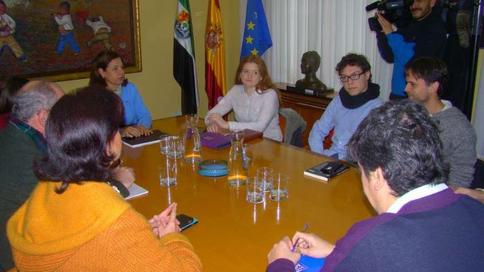 La Junta de Extremadura inicia con Podemos la ronda de contactos sobre los presupuestos para 2016