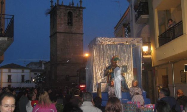 Los Reyes Magos recorren las calles de Moraleja acompañados por numeroso público