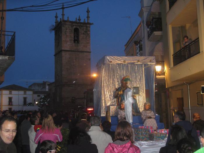 Los Reyes Magos recorren las calles de Moraleja acompañados por numeroso público