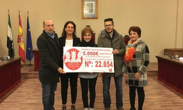 Coria pone fin a la campaña navideña con la entrega de un cheque valorado en 5.000 euros