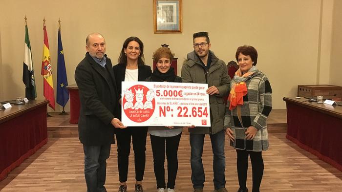 Coria pone fin a la campaña navideña con la entrega de un cheque valorado en 5.000 euros