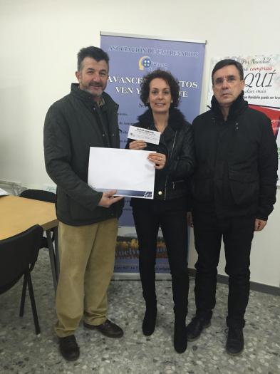 Empresarios de Moraleja hacen entrega de un cheque regalo navideño de 2.200 euros