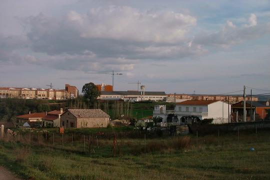 El Ayuntamiento de Coria estima recaudar 400.000 euros al año con el cobro del IBI a las casas ilegales