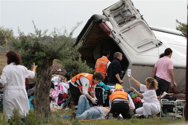 Un matrimonio y su hijo resultan heridos al salirse de la vía la furgoneta en la que viajaban en Montehermoso
