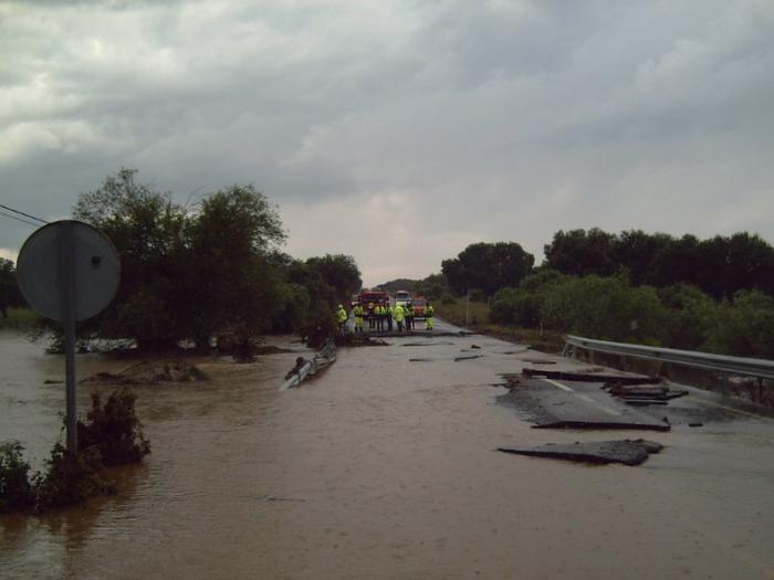 Un arroyo desbordado en Torrecillas  atrapa a dos personas en la carretera y obliga a cortar la vía