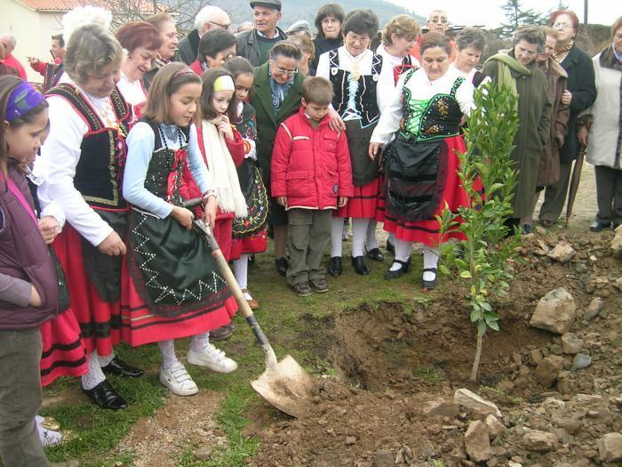 El alcalde de Villanueva de la Sierra destaca el valor histórico y ecológico de la Fiesta del Árbol