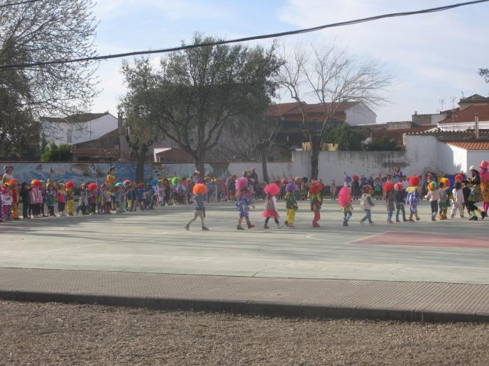 Los alumnos de primaria y preescolar de Moraleja dan la bienvenida al Carnaval con sus desfiles de disfraces