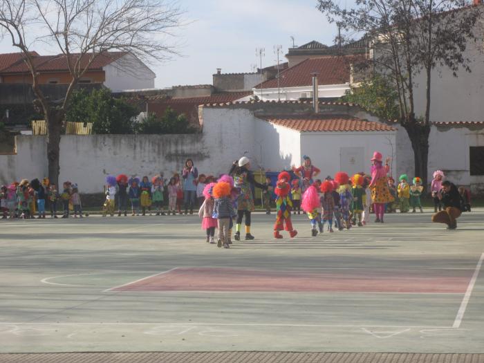 Los alumnos de primaria y preescolar de Moraleja dan la bienvenida al Carnaval con sus desfiles de disfraces