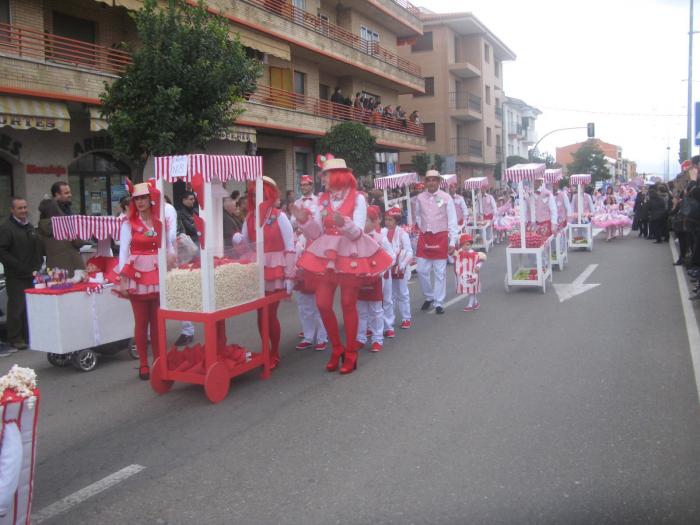 El color y la música inundan las calles de Moraleja durante el gran Desfile de Carnaval de este sábado