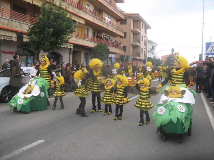 El color y la música inundan las calles de Moraleja durante el gran Desfile de Carnaval de este sábado
