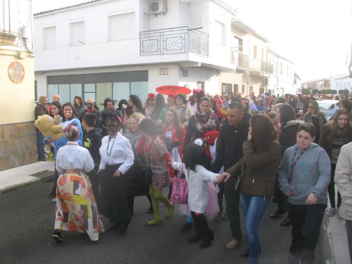 Más de un centenar de personas disfrutó del «Día del Zarrio» y el encierro de la «vaca pendona» en Moraleja