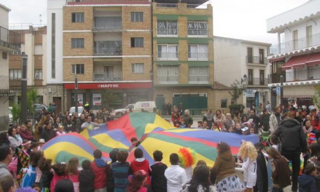 Numeroso público participa en la fiesta de Carnaval celebrada este lunes en la Plaza de Toros de Moraleja