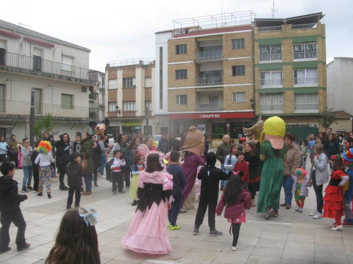 Numeroso público participa en la fiesta de Carnaval celebrada este lunes en la Plaza de Toros de Moraleja