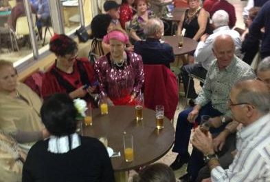 El Lunes de Comadres congrega a numerosas personas en el hogar del pensionista de Moraleja