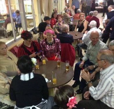 El Lunes de Comadres congrega a numerosas personas en el hogar del pensionista de Moraleja