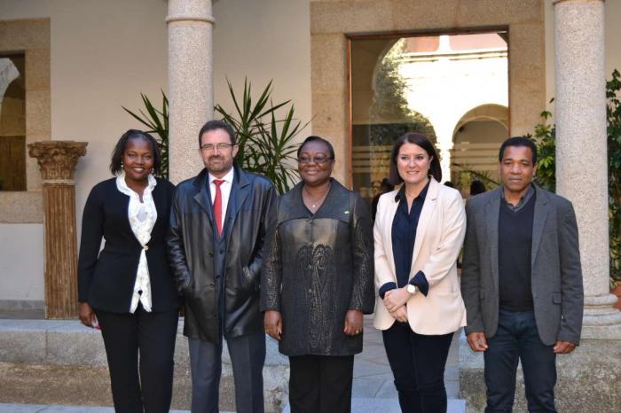 La Junta establece líneas de colaboración en materia comercial y social con Santo Tomé y Príncipe