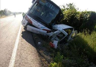 Un autobús con 40 estudiantes de secundaria vuelca en Alcuéscar aunque no hay heridos de gravedad
