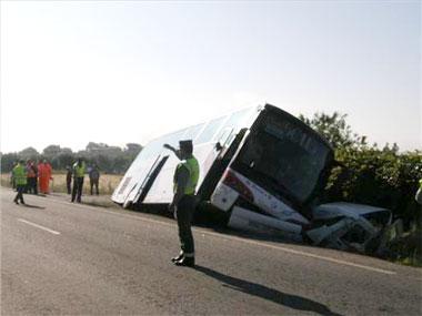 Un autobús con 40 estudiantes de secundaria vuelca en Alcuéscar aunque no hay heridos de gravedad