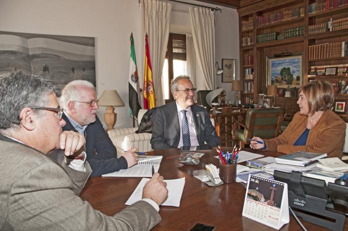 Diputación  y la Universidad de Extremadura se reúnen para mejorar la raza bovina Blanca Extremeña