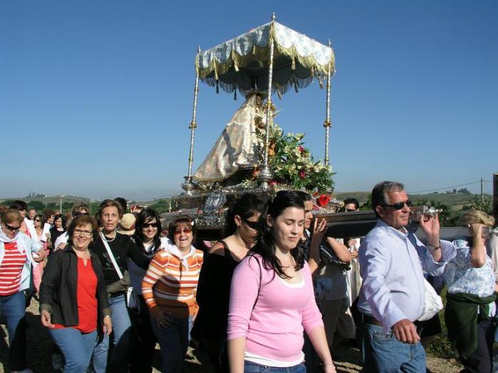 Cientos de caurienses trasladan a la Virgen de Argeme, patrona de Coria, de nuevo al santuario