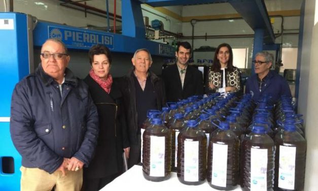 El Centro de Investigación de Extremadura entrega a entidades sociales más de 1.400 litros de aceite de oliva