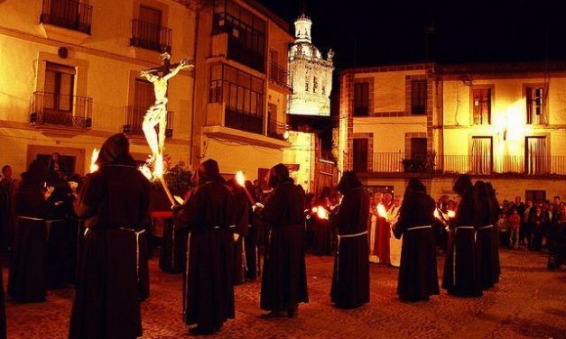 La Cofradía del Santísimo Cristo de los Afligidos recorrerá en la noche de este lunes las calles de Coria
