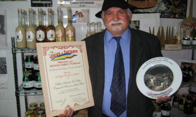 Anastasio Marcos, Tío Picho, recibe un premio de la revista Viajes y Turismo por su crema de ron «Pichín Real»