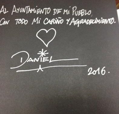 El Ayuntamiento de Moraleja manifiesta su orgullo ante la trayectoria del autor Daniel Muñoz