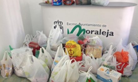 Los participantes del encuentro de caravanas de Moraleja muestran su solidaridad con donaciones