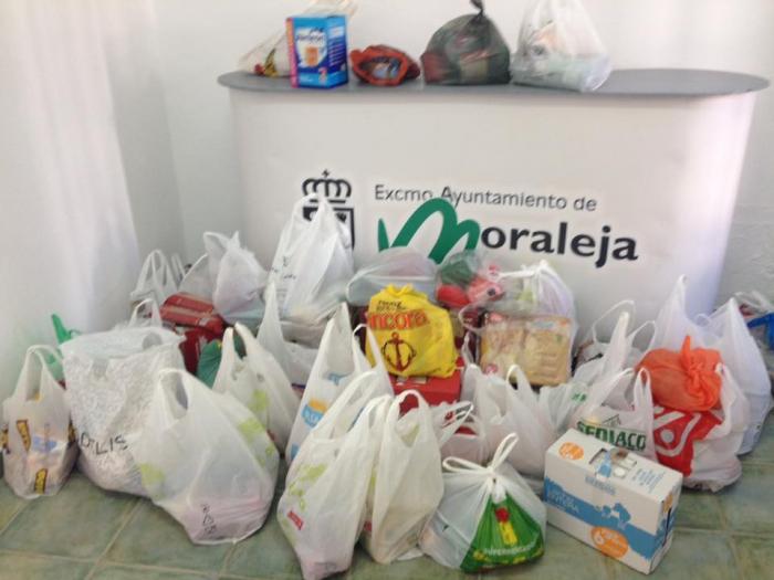 Los participantes del encuentro de caravanas de Moraleja muestran su solidaridad con donaciones