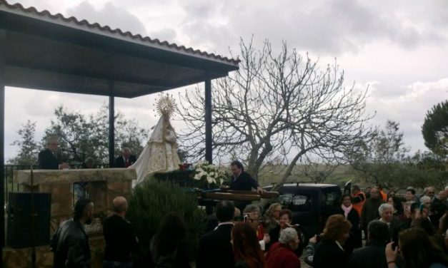 La romería en honor de la Virgen de Navelonga de Cilleros congrega a gran cantidad de público