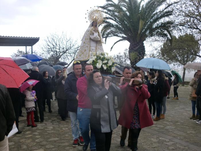 La romería en honor de la Virgen de Navelonga de Cilleros congrega a gran cantidad de público