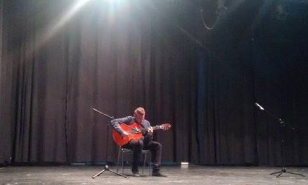 El guitarrista cauriense Juan Luis Torrescusa gana el I Concurso de Talentos D Cor Arte de Coria