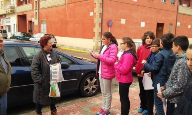 Los alumnos del Instituto Jálama de Moraleja llenan las calles de poesía con motivo de la Semana del Libro