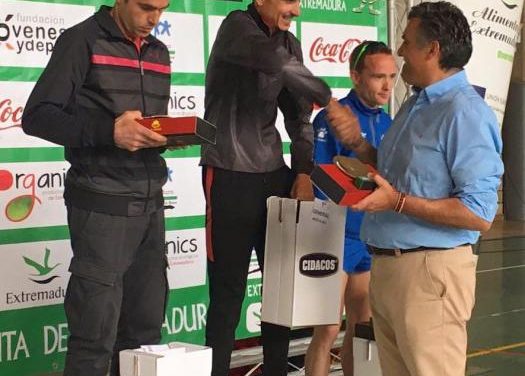 El atleta cauriense Diego Paredes gana la VIII Media Maratón Ciudad de Coria celebrada este domingo