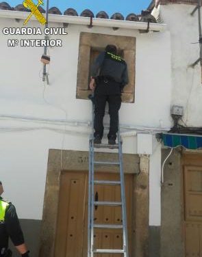 La Guardia Civil rescata a una mujer de 88 años del interior de su vivienda en Montehermoso