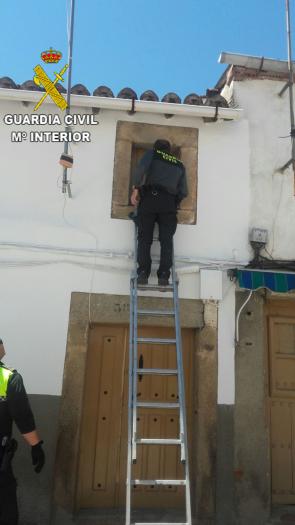La Guardia Civil rescata a una mujer de 88 años del interior de su vivienda en Montehermoso