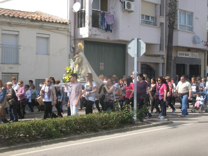 Numeroso público participa en Moraleja en el traslado de la Virgen de la Vega a su santurario