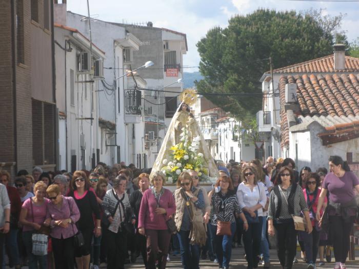 Numeroso público participa en Moraleja en el traslado de la Virgen de la Vega a su santurario