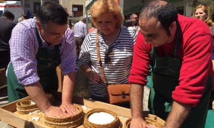 Turismo y gastronomía confluyen en una jornada con gran afluencia de público en la Feria del Queso de Trujillo
