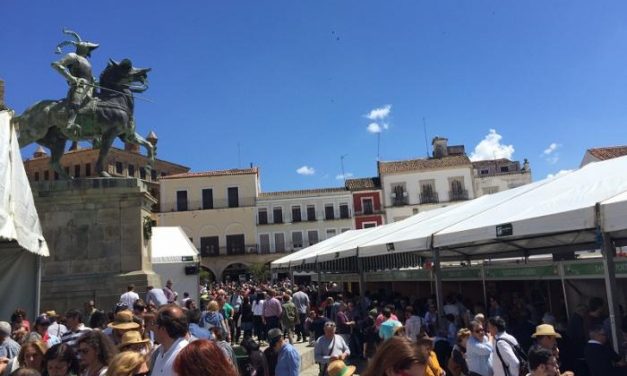 Turismo y gastronomía confluyen en una jornada con gran afluencia de público en la Feria del Queso de Trujillo
