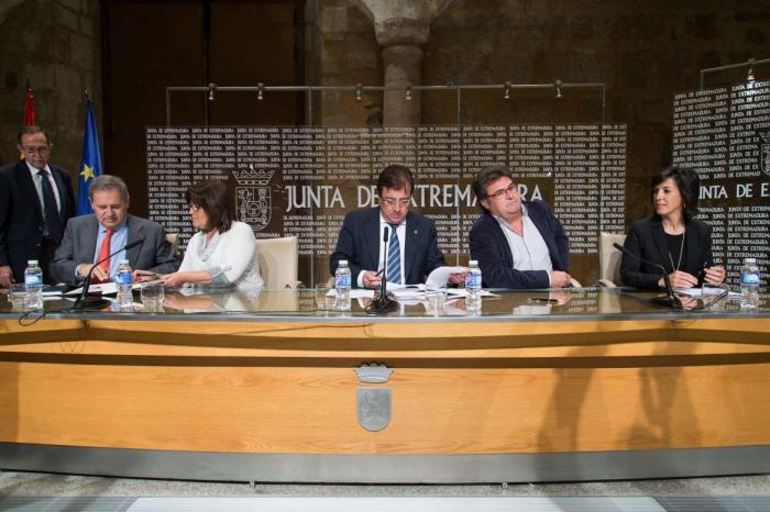 La Junta de Extremadura y los agentes sociales firman la estrategia de empleo dotada con 220 millones de euros