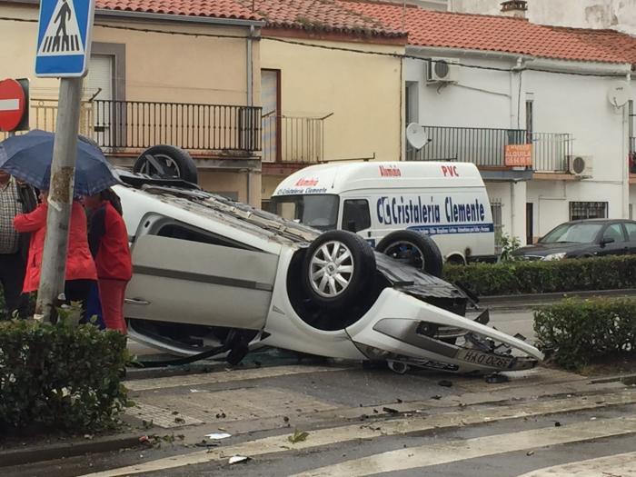 El conductor de un vehículo se da a la fuga tras provocar un accidente en la Avenida Lusitania de Moraleja