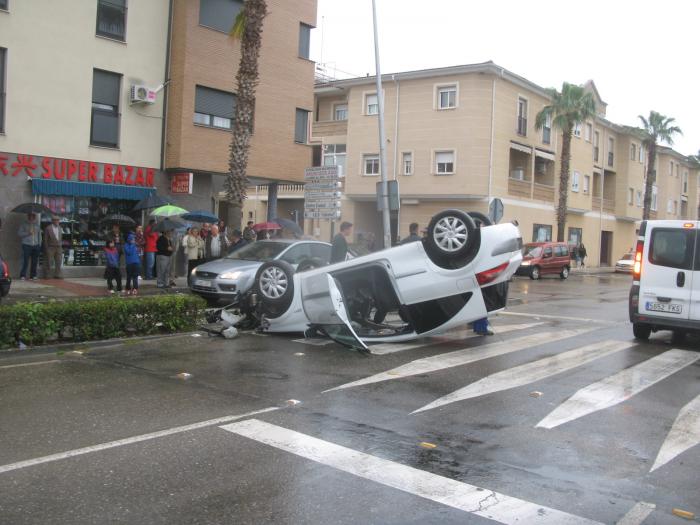 El conductor de un vehículo se da a la fuga tras provocar un accidente en la Avenida Lusitania de Moraleja