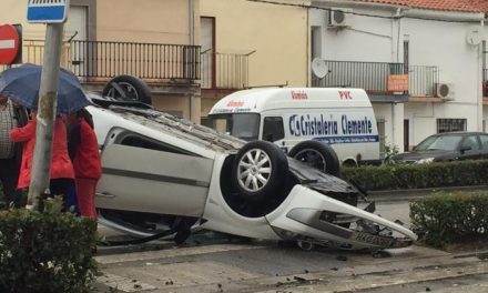 Las autoridades judiciales investigan la colisión de dos vehículos en Moraleja para localizar al culpable