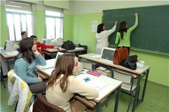 Educación publica las relaciones provisionales de interinos que conforman la lista de espera de maestros