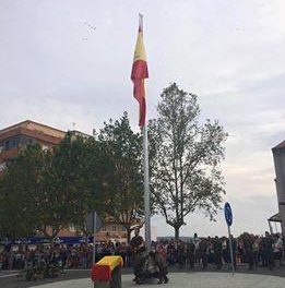 Coria inaugura el monumento a la bandera nacional que ondeará en la rotonda de Isabel La Católica