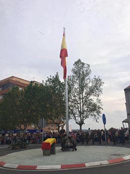 Coria inaugura el monumento a la bandera nacional que ondeará en la rotonda de Isabel La Católica