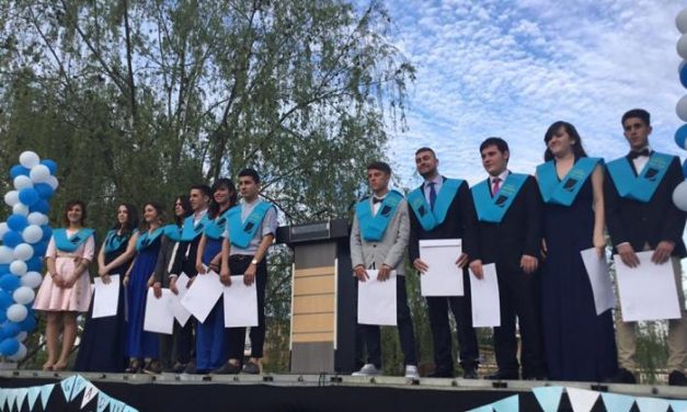 Decenas de personas acuden al acto de graduación de los alumnos de bachillerato del IES Jálama de Moraleja