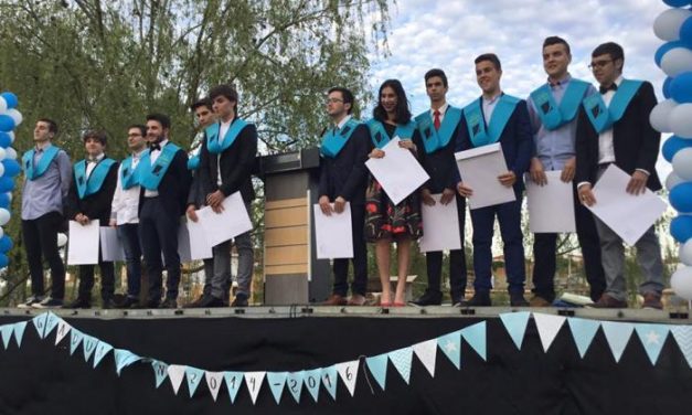 Decenas de personas acuden al acto de graduación de los alumnos de bachillerato del IES Jálama de Moraleja